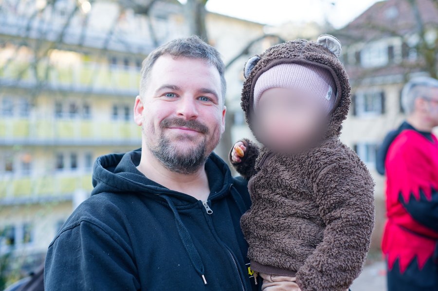 Sam mit seinem Kind auf dem Arm